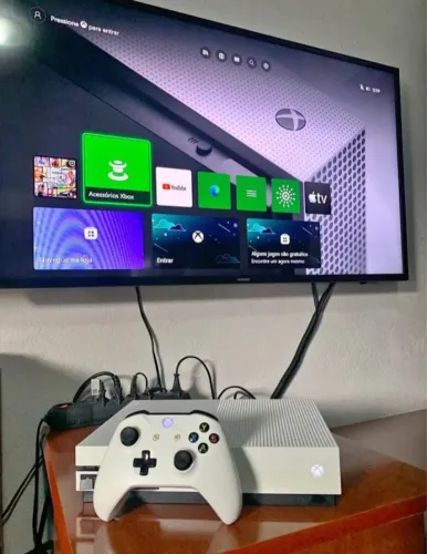 Xbox One S modelo de 500GB em perfeito estado e funcionando perteitamente