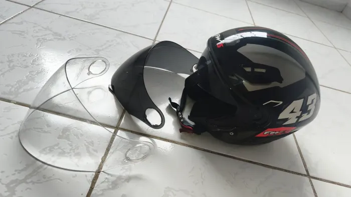 Capacete aberto com óculos 
