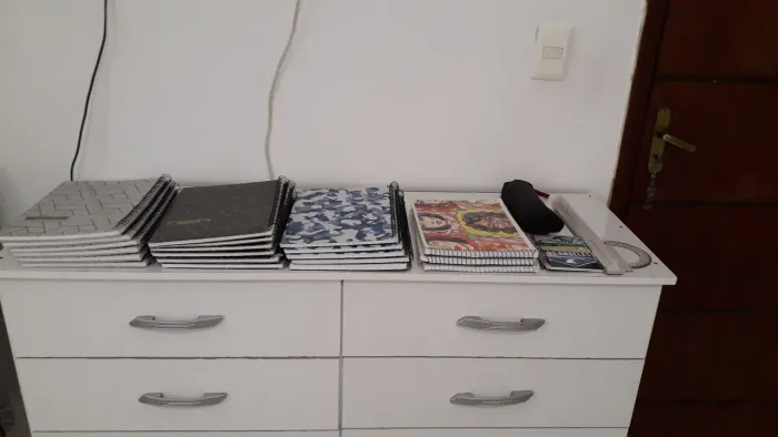 Conjunto de cadernos e material escolar usados