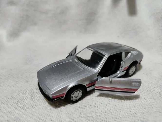 Miniatura Volkswagen SP2 1973 prata a fricção