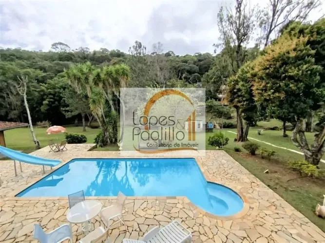 Encantadora Chácara com fácil acesso à Rodovia Fernão Dias. São mais de 7.000m². Venha con