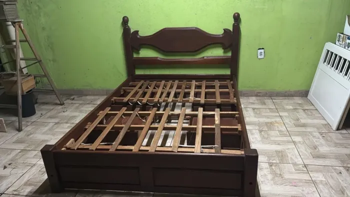 cama de casal com gavetas em madeira nobre