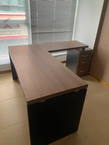 Mesa e cadeiras escritório