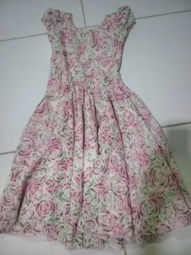VESTIDO FLORIDO PARA MENINA DE 8 A 10 ANOS R$15,00 USADO APENAS 2 VEZES