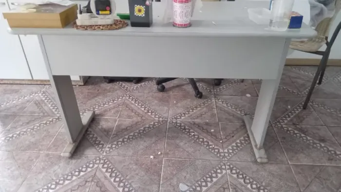 Mesa de escritório com gaveta chaveada
