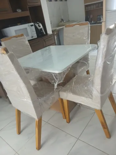 MESA DE JANTAR QUADRADA COM 4 CADEIRAS