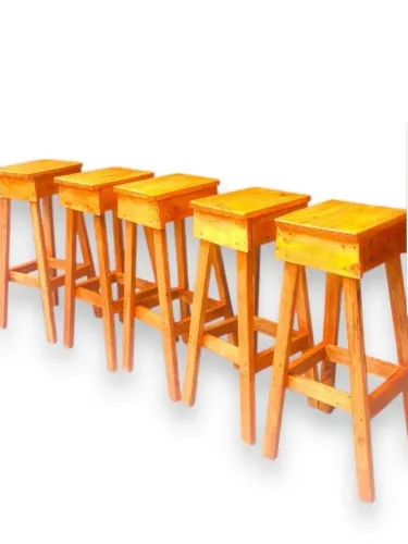 Banquetas envernizadas