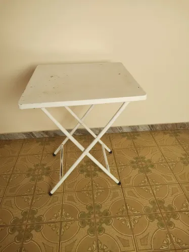 Mesa dobrável de metal