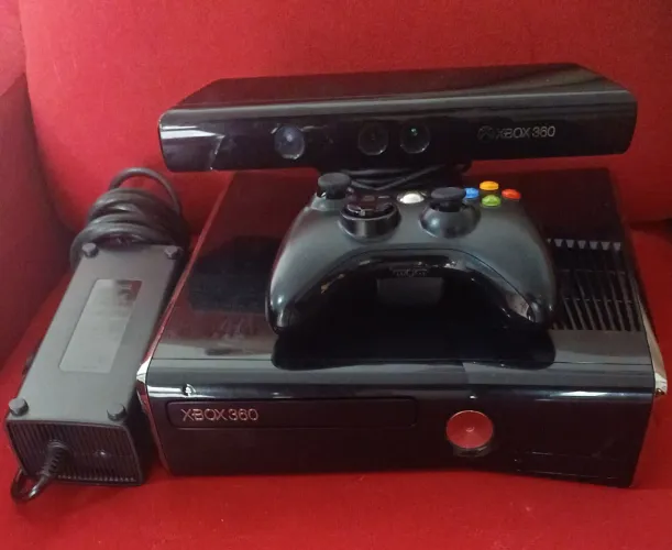 X box 360 Slim conservado com hd de 500 gb cheio de jogos. Sem nenhum defeito. Ac cartão 