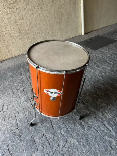 Surdo Contemporânea Corpo de Madeira + Baqueta - Conservado