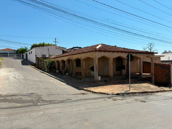 Casa de esquina, 1 terreno com duas casas muito grande