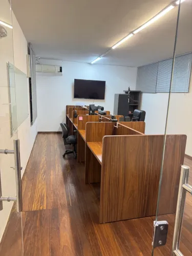 Estação de trabalho com divisórias - escritório
