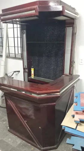 Bar de madeira com luminárias 