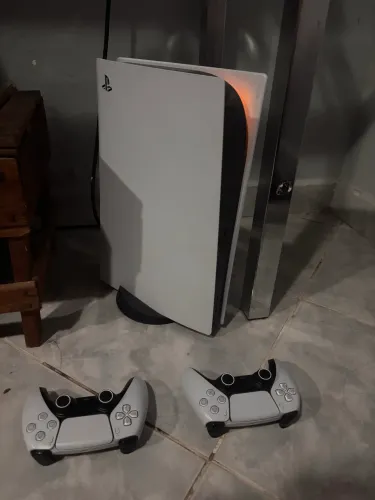 PlayStation 5 com Leitor de Disco + 2 Controles Originais