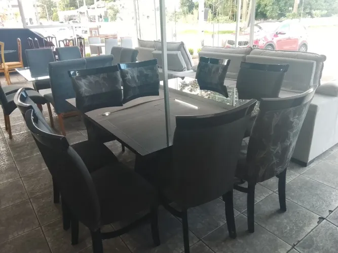 Mesa quadrada com 8 cadeiras