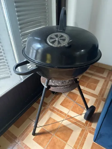 Churrasqueira portátil de chão a carvão