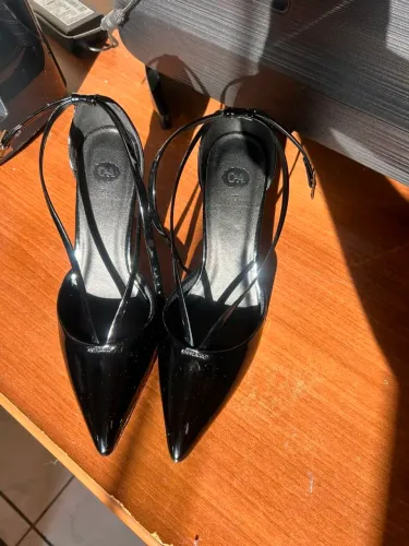 Scarpin salto cromado e decote preto<br>Tam 35