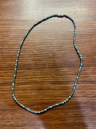colar de miçangas com azul turquesa 