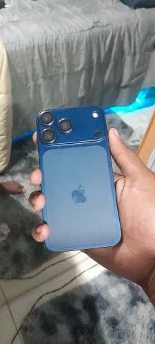 iPhone XR na carcaça do 17 pro