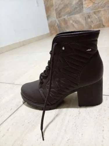 Bota coturno feminina Dakota marrom de cano curto e salto