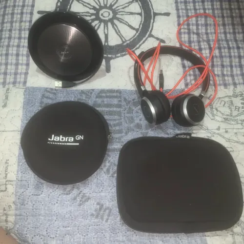 Caixinha de som e fone de ouvido JABRA