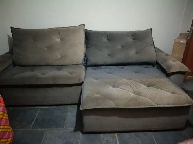 Sofá retrátil semi-novo ,com 3 m/ larg,1.74comp/assento aberto 1.13 e fechado 60cm.