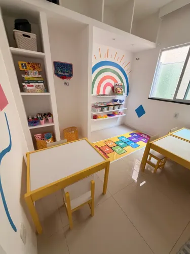 Mesas, cadeiras Infantil, jogos e livros 