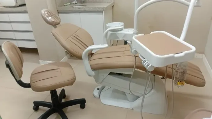 Cadeira Odontológica Completa com Mocho - Excelente Estado - R$ 11.000
