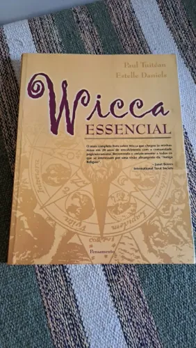 Livro Wicca Essencial de Paul Tuitéan e Estelle Daniels