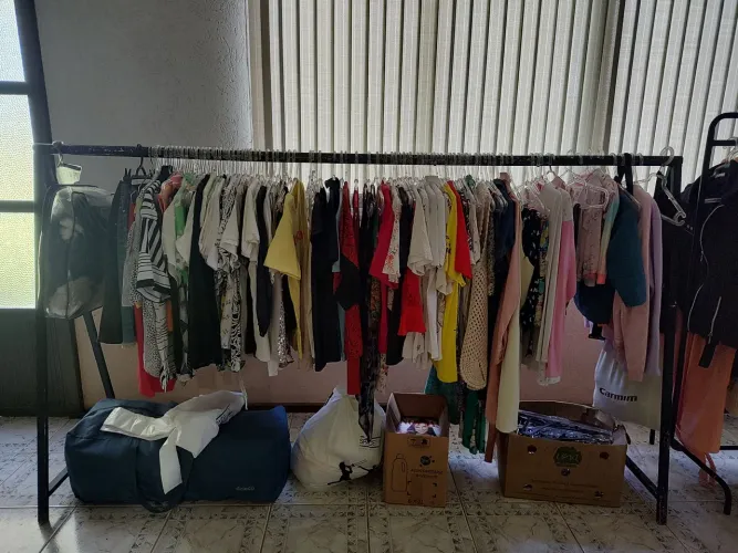 Estoque de roupas para brechó