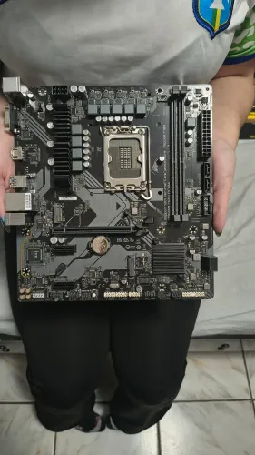 Placa mãe B760M D2H DDR4 da Gigabyte 