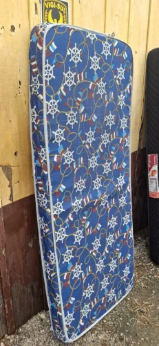 Colchão azul infantil estampado.