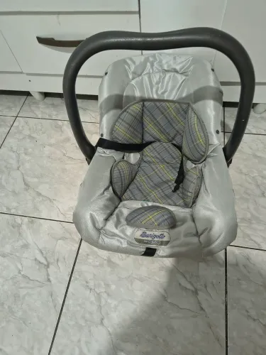 Bebê conforto da Burigotto e banheira com suporte