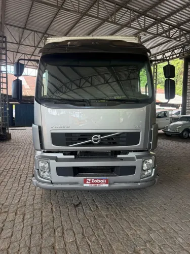 Volvo VM 270 Baú 2012