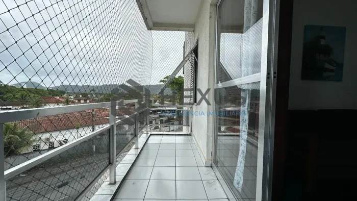 Apartamento com varanda a 850m da praia na região do Tortugas na Enseada, Guarujá