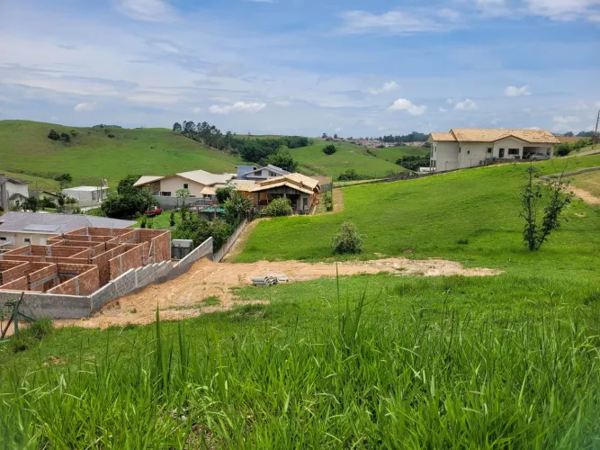 TERRENO DE 1.400 m² NO CONDOMÍNIO VALE DOS LAGOS - JACAREÍ/SP ?