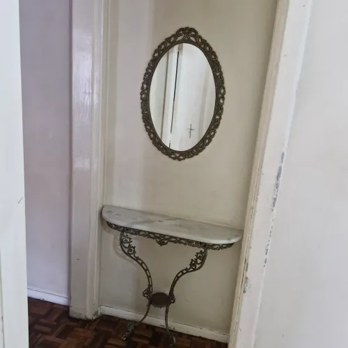 Console(Aparador) tampo em mármore carrara e espelho oval bisotado com moldura de bronze 