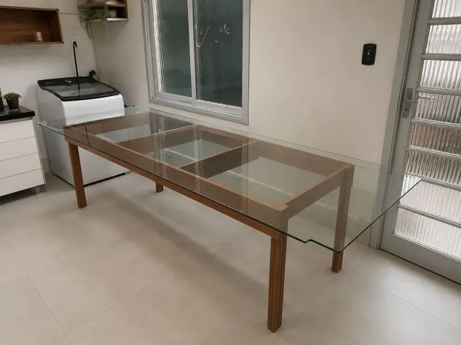 Mesa de vidro grande.