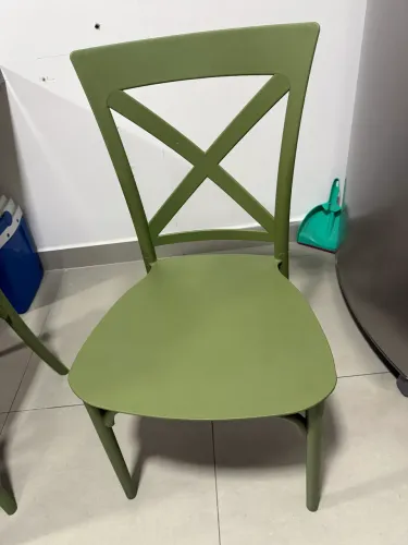 Duas Cadeiras verde de plástico