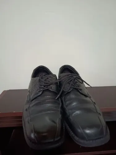 Sapato social masculino.