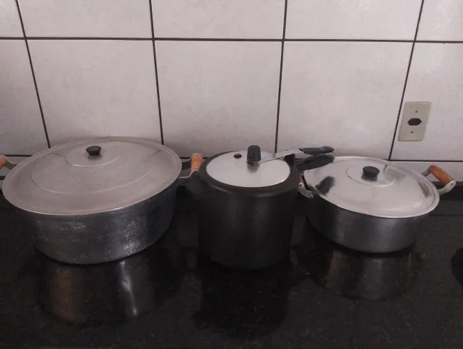 Vendo 3 Panelas em excelente Estado Panela Grande, Média e Panela grande de Pressão de