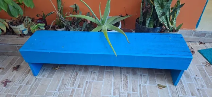 banco de madeira azul