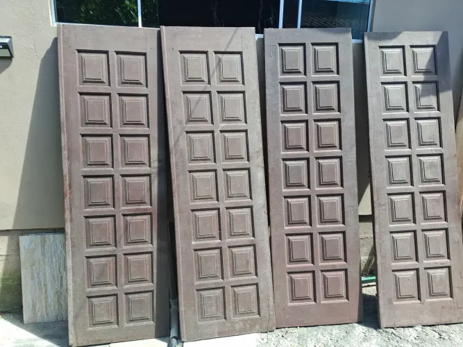 Portas de madeira de lei