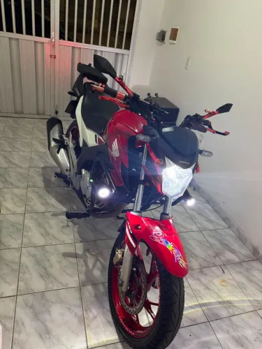 Moto cb Twister 250 cilindradas.