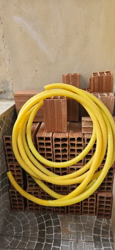 Tijolos + conduite (sobra de obra)