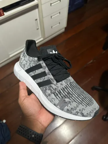 Tênis Adidas Swift Run Cinza