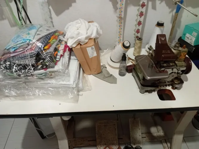 Máquina reta industrial é overloque