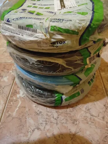 Vendo rolos de fios 4mm preto e azul 300 reais cada