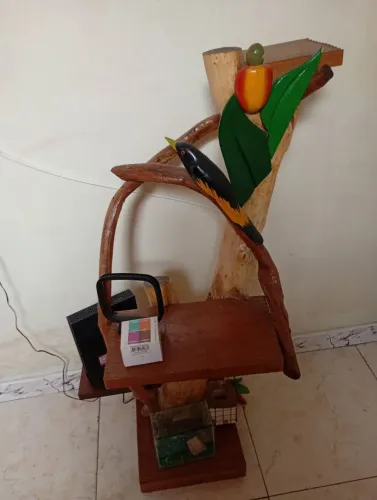Vendo escultura de madeira são duas