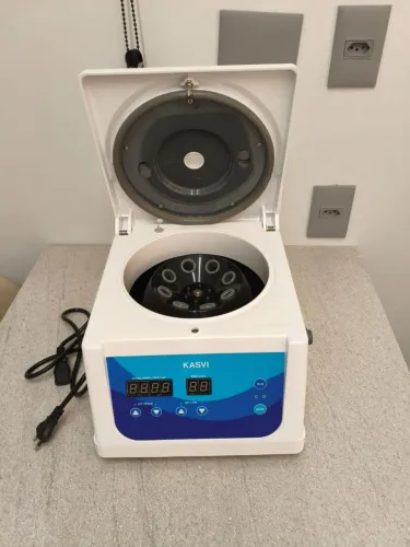 Centrífuga Kaswi de laboratório , modelo K14-0815P, 500 a 4000 rpm. Tensão 110V/220V